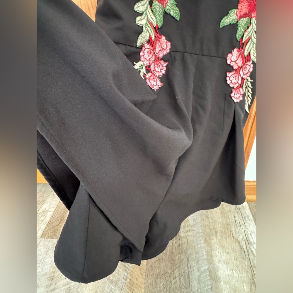 NLW size SM black skort w stitched pink floral pattern on front, cutout V-neck - Picture 3 of 7
